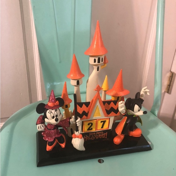 Retired Disney Parks Mickey and Minnie Mouse 2018 Halloween Countdown Calendar - Picture 2 of 4